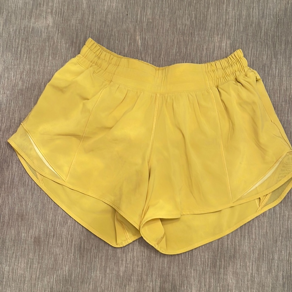 Lululemon hotty hot shorts low rise, size 6.